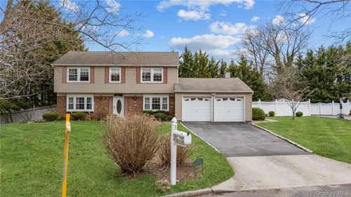 3 Split Rail Ln, East Setauket, NY, 11733-1834 | Card Image