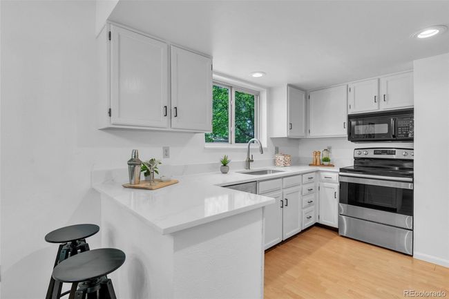 Eat-at bar area | Image 11