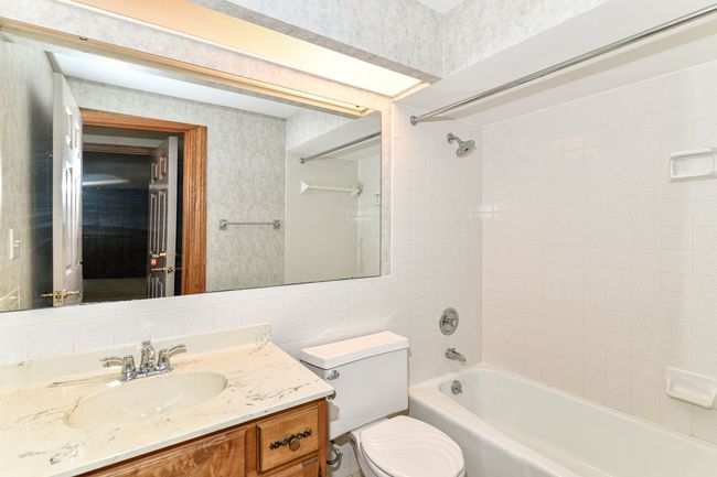 Full Bath | Image 19
