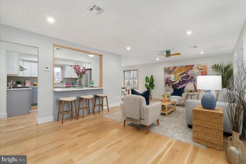 10 Perry St, Lambertville, NJ, 08530-1605 | Card Image