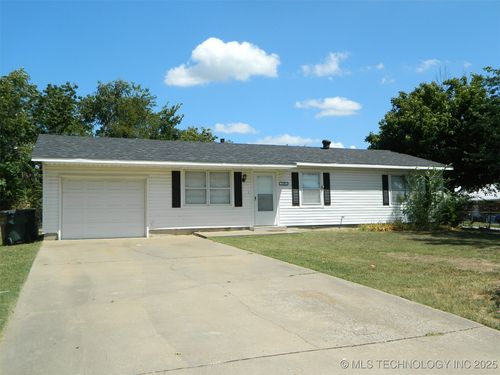 1102 Pearl St, Collinsville, OK, 74021-2055 | Card Image