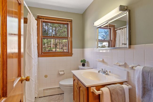 1096 W Hollis St, House other with 3 bedrooms, 3 bathrooms and null parking in Nashua NH | Image 17