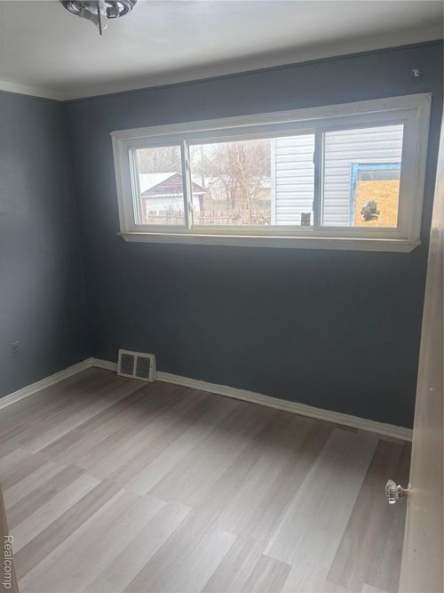 20246 Helen St, Detroit, MI, 48234-3057 | Card Image