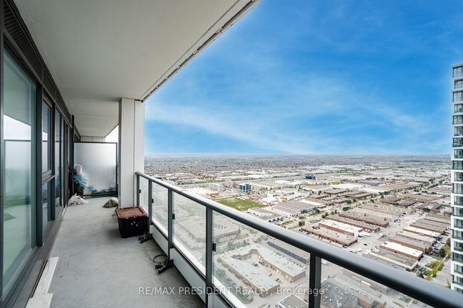 5702 - 5 Buttermill Ave, Condo with 3 bedrooms, 2 bathrooms and 1 parking in Vaughan ON | Image 25