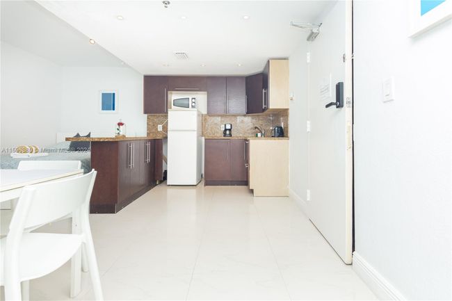 1101 - 5445 Collins Ave, Condo with 1 bedrooms, 1 bathrooms and null parking in Miami Beach FL | Image 3