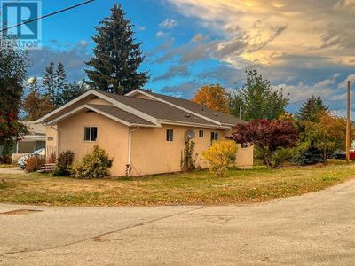 1220 Ash St, House other with 3 bedrooms, 2 bathrooms and 1 parking in Creston BC | Image 3