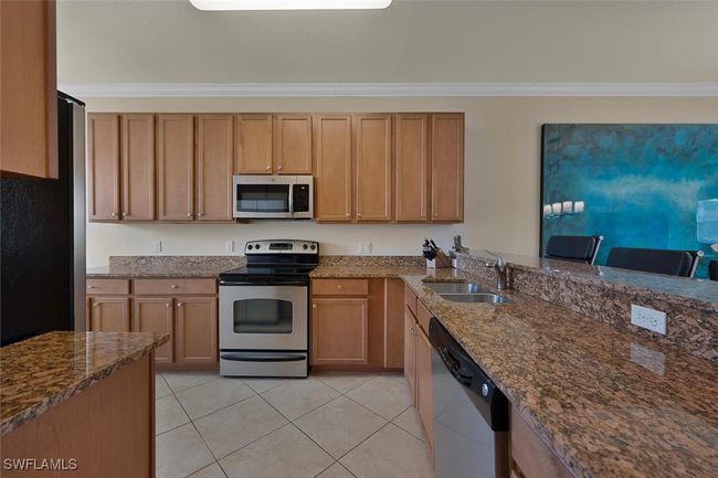 Breakfast bar for additional seating | Image 7