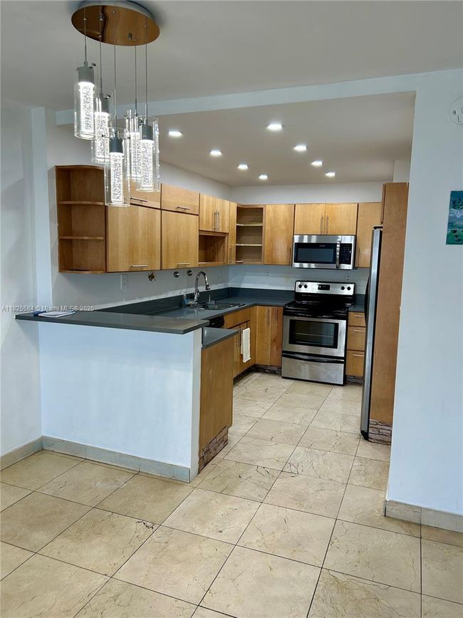 APT-514 - 5401 Collins Ave, Condo with 1 bedrooms, 2 bathrooms and null parking in Miami Beach FL | Image 33