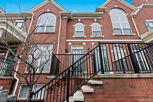 662 Village Ln, Milford, MI, 48381-5104 | Card Image