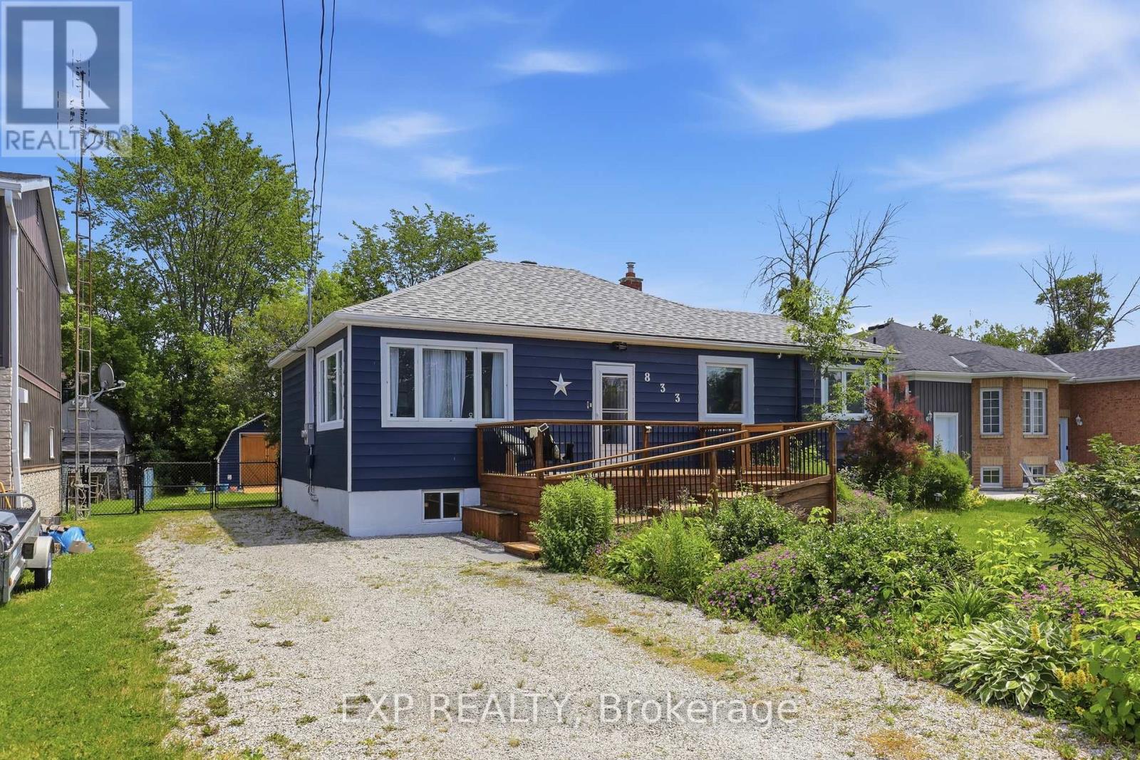 Residential in Georgina (Historic Lakeshore Communities)
