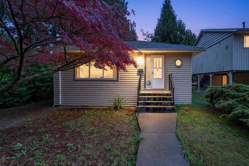 1095 E 29th St, North Vancouver, BC, V7K1C1 | Card Image