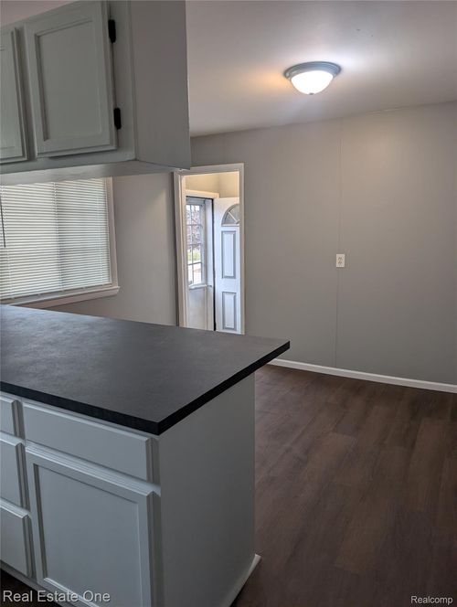 28943 Eton St, Westland, MI, 48186-5154 | Card Image