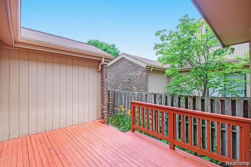6252 Potomac Cir, West Bloomfield, MI, 48322-4608 | Card Image