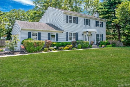 4 Valley Ct, Holtsville, NY, 11742-1065 | Card Image