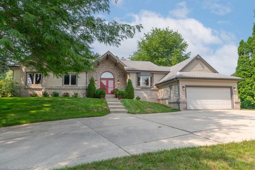 16520 W Heatherly Dr, New Berlin, WI, 53151-6538 | Card Image