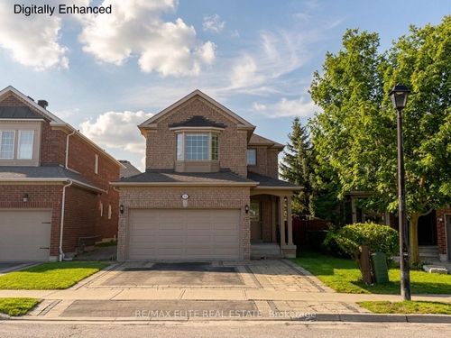 62 Macedonia Crt, Newmarket, ON, L3X2W8 | Card Image