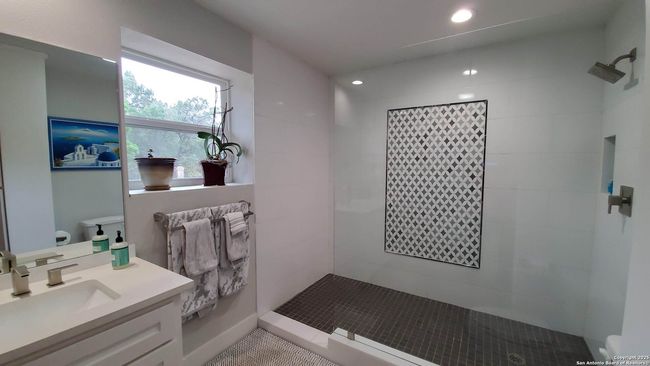 9810 Park Dr, House other with 2 bedrooms, 3 bathrooms and null parking in Helotes TX | Image 37