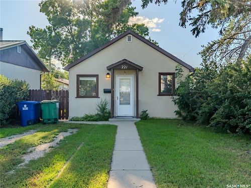 221 Av N N, Saskatoon, SK, S7L2T2 | Card Image