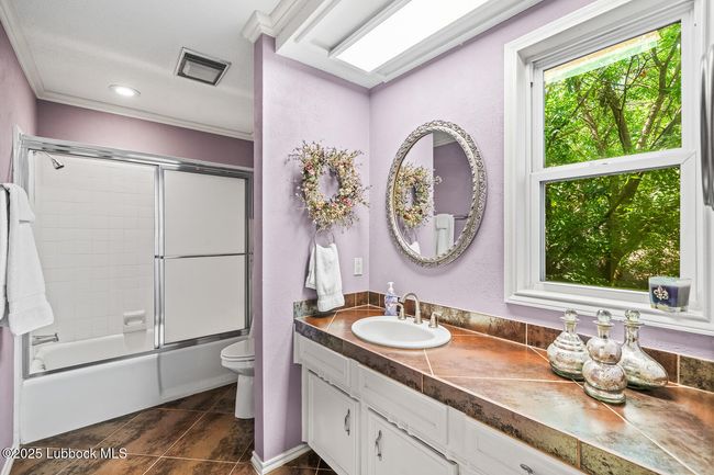 Second level guest bath | Image 37