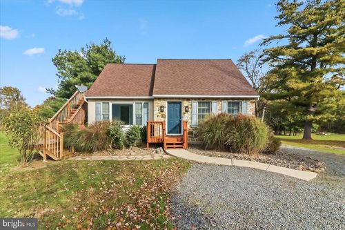 52 W Main St, ELVERSON, PA, 19520-9421 | Card Image