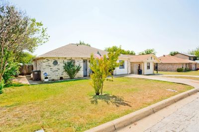 Ranch-style house featuring a front yard | Image 2