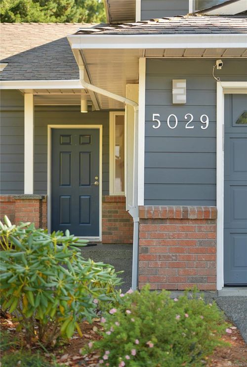 5029 Cambria Wood Terr, Saanich, BC, V8X2X1 | Card Image