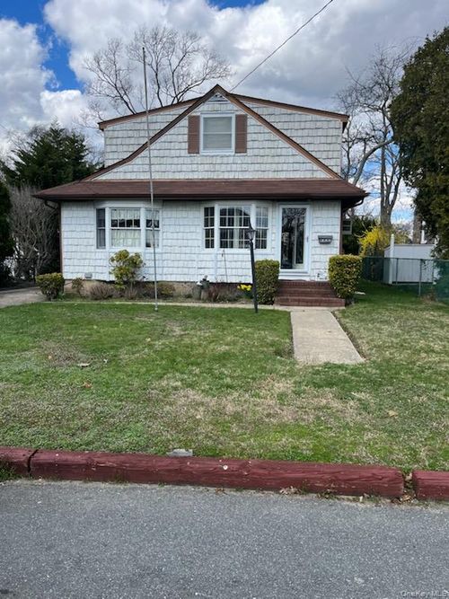 140 Texas St, Lindenhurst, NY, 11757-5335 | Card Image