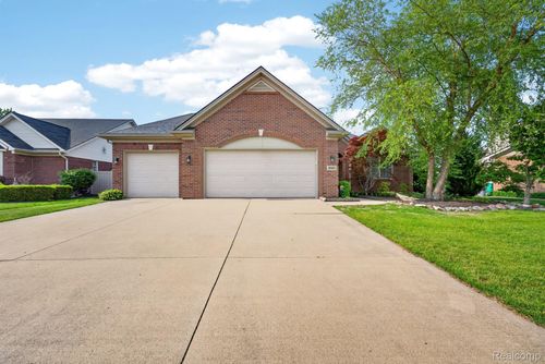 25820 Timber Creek Ln, Flat Rock, MI, 48134-8018 | Card Image