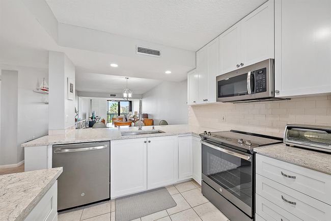 APT-305 - 301 S Seas Dr, Condo with 2 bedrooms, 2 bathrooms and null parking in Jupiter FL | Image 5