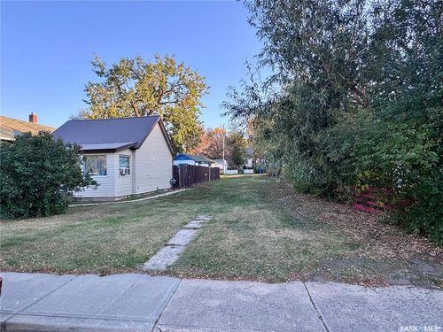239 Iroquois St W, Moose Jaw, SK, S6H5A8 | Card Image
