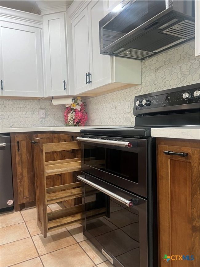 1102 Crockett, House other with 4 bedrooms, 3 bathrooms and null parking in Cotulla TX | Image 9