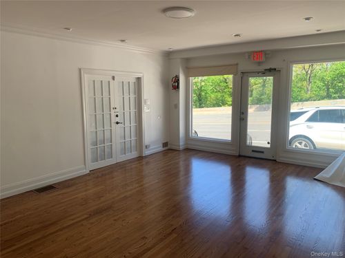 975 Northern Blvd, Manhasset, NY, 11030-2915 | Card Image