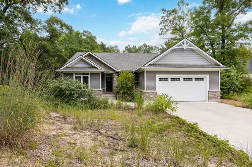 9934 Nipigon St, Port Franks, ON, N0M2L0 | Card Image