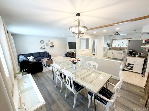 22 Berkshire Rd, West Babylon, NY, 11704-6613 | Card Image