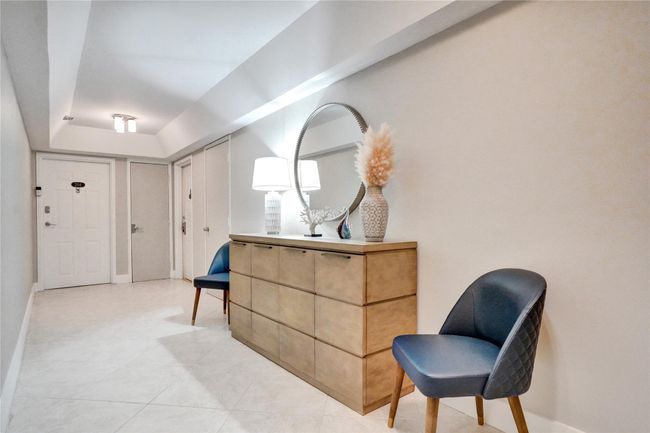 Semi-private lobby to unit | Image 26