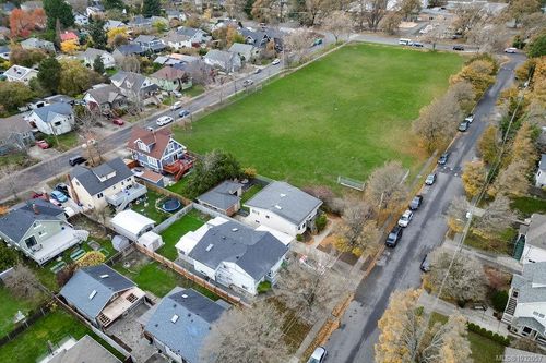 2710 Victor St, Victoria, BC, V8R4E4 | Card Image