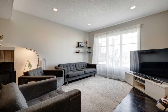 1 - 405 33 Avenue Ne, Home with 3 bedrooms, 2 bathrooms and 1 parking in Calgary AB | Image 2