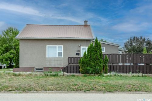 1103 4th Ave Ne, Moose Jaw, SK, S6H1J2 | Card Image