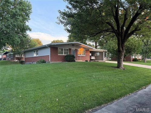 1060 Preakness Ln, Florissant, MO, 63033-3620 | Card Image