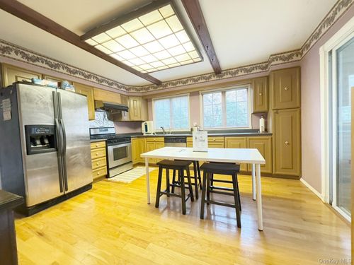 74 Bellwood Ave, South Setauket, NY, 11720-1136 | Card Image