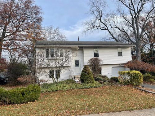 3 Cedar Ave, Orangeburg, NY, 10962-2803 | Card Image