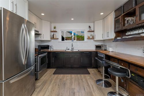 862 Canterbury Rd, Victoria, BC, V8X3E6 | Card Image