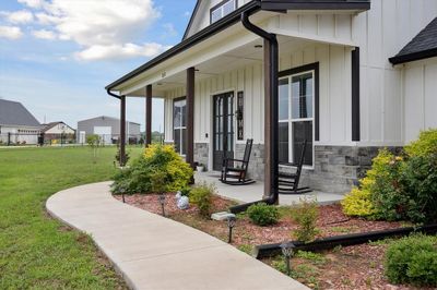 Charming front porch! | Image 3