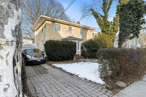 331 Tulip Ave, Floral Park, NY, 11001-2805 | Card Image