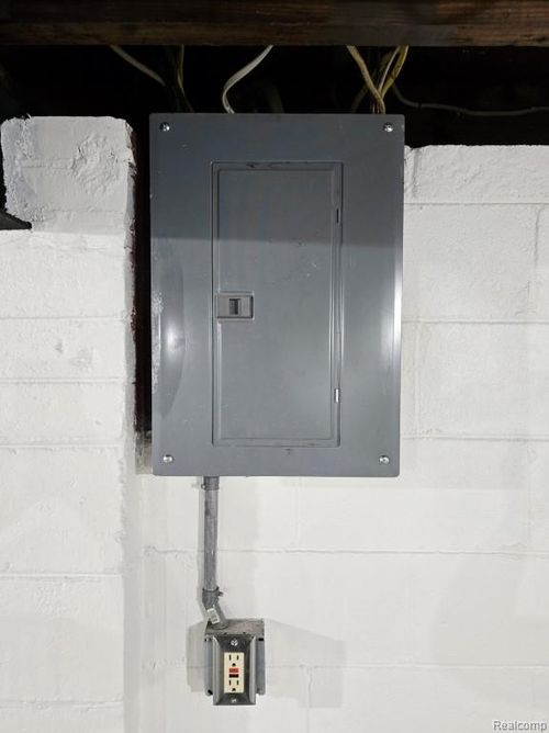 423 Campbell St, River Rouge, MI, 48218-1068 | Card Image