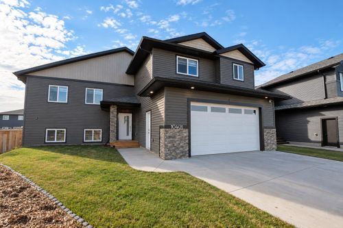 10401 134 Ave, House with 5 bedrooms, 3 bathrooms and 4 parking in Grande Prairie AB | Card Image