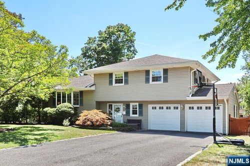 19 Lake Dr, Westwood, NJ, 07675-3307 | Card Image