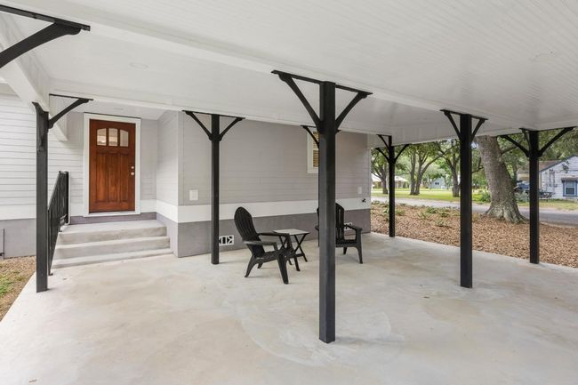 Covered outside sitting area | Image 25