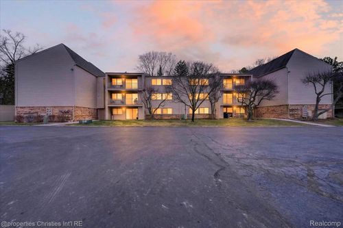 3815 Lone Pine Rd, West Bloomfield, MI, 48323-2913 | Card Image