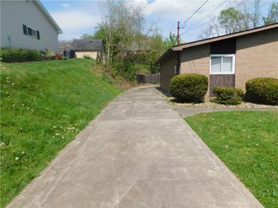 There is plenty of extra parking in the driveway. | Image 2